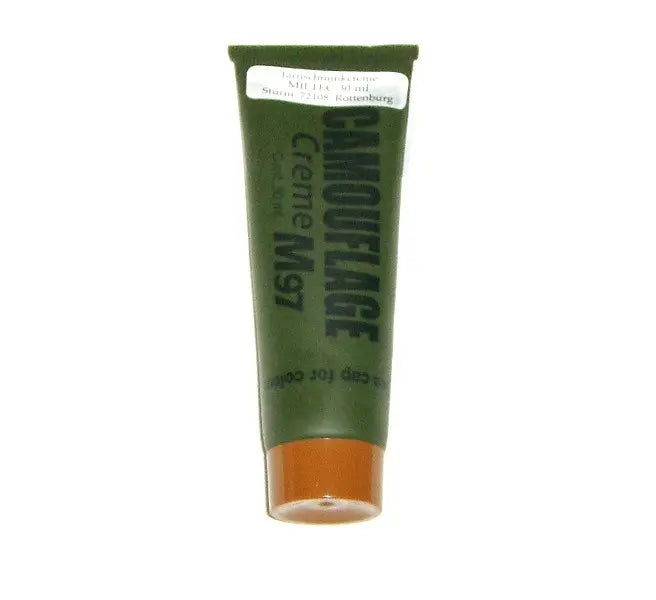Brun camouflagecreme i en tube mod hvid baggrund