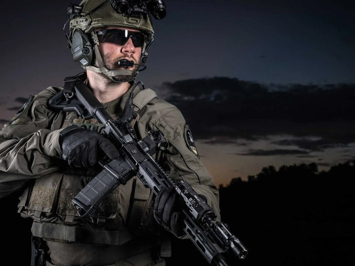 En sort Mechanix Speciality Vent handske set fra venstre side.