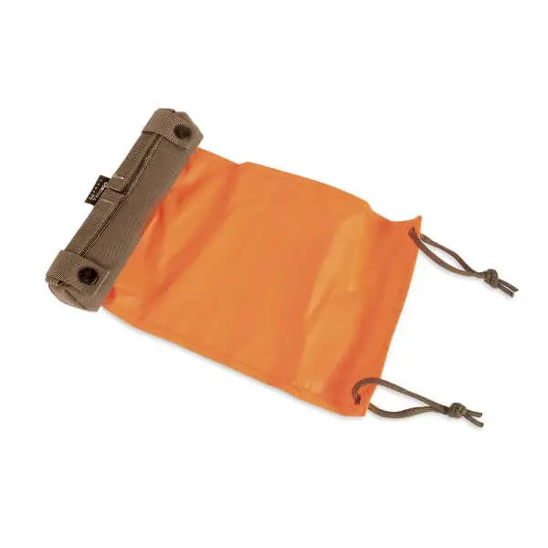 Tac Marker System Deathrag i Khaki farve, foldet med orange markering.